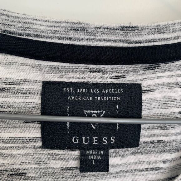 GUESS Men’s Colour Block Tee with Zipper Pocket - Picture 7 of 7
